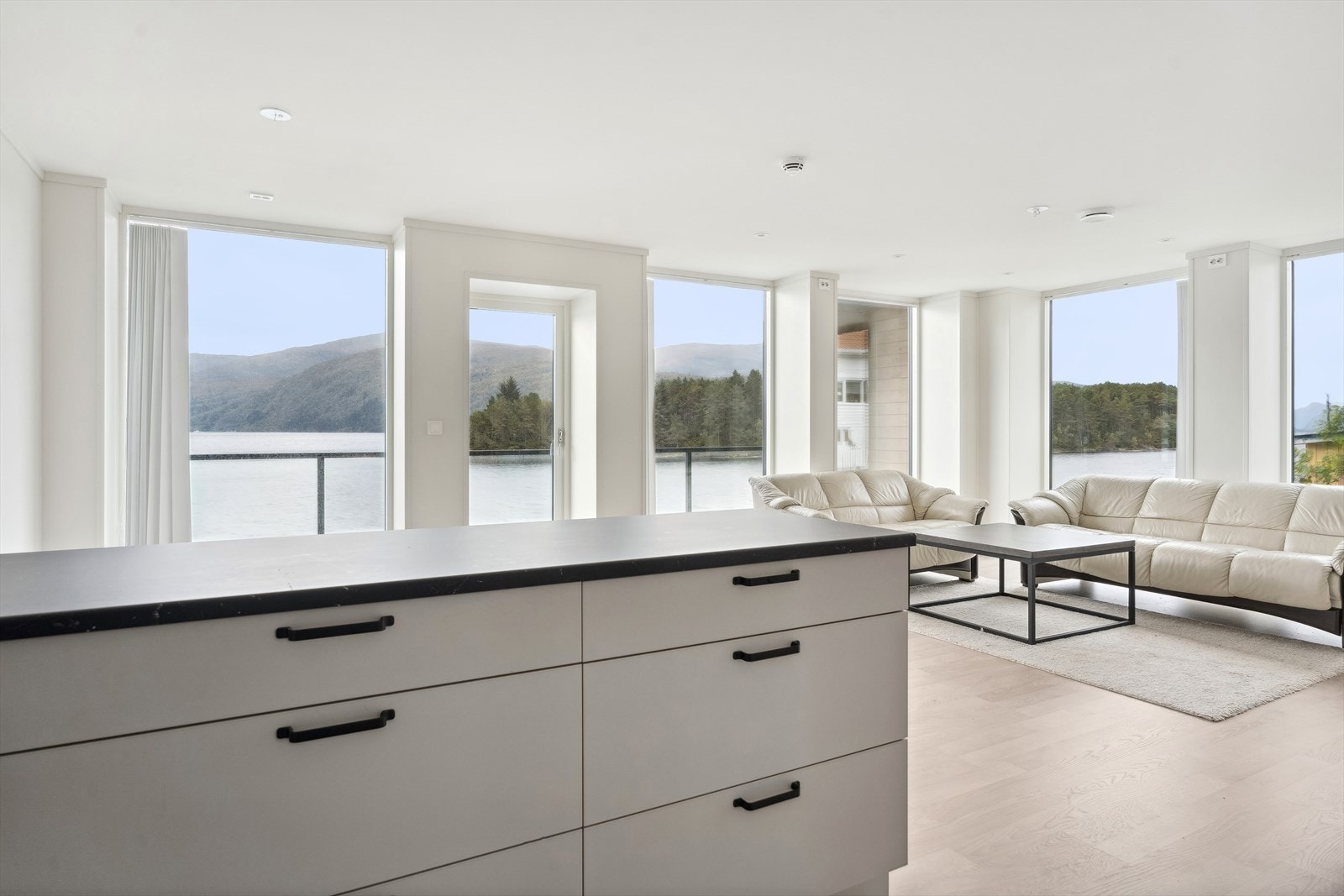 Kjøkkenøya er praktisk når ein skal lage mat og skravle med familie og venner, og samtidig ein hyggjeleg frukostplass. Galleribilde