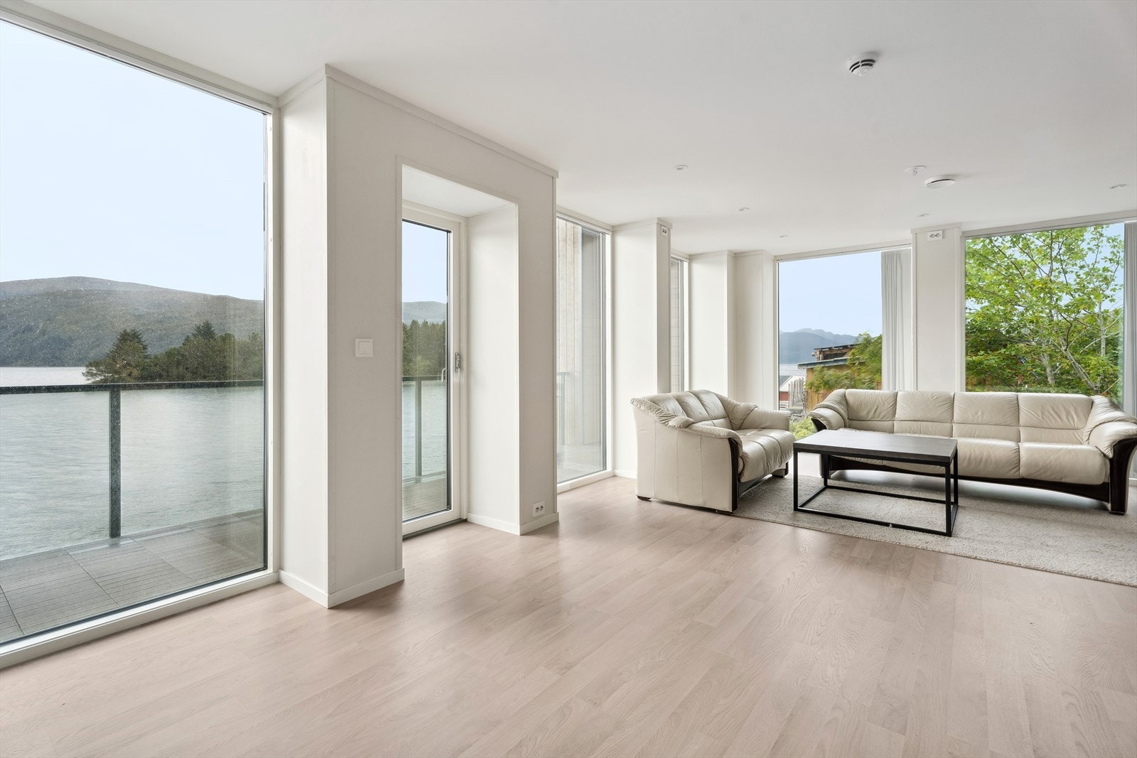 Det fyrste som møter deg når du kjem inn i opphaldsrommet er den gode atmosfæra som store vindaugsflater gjev! Galleribilde