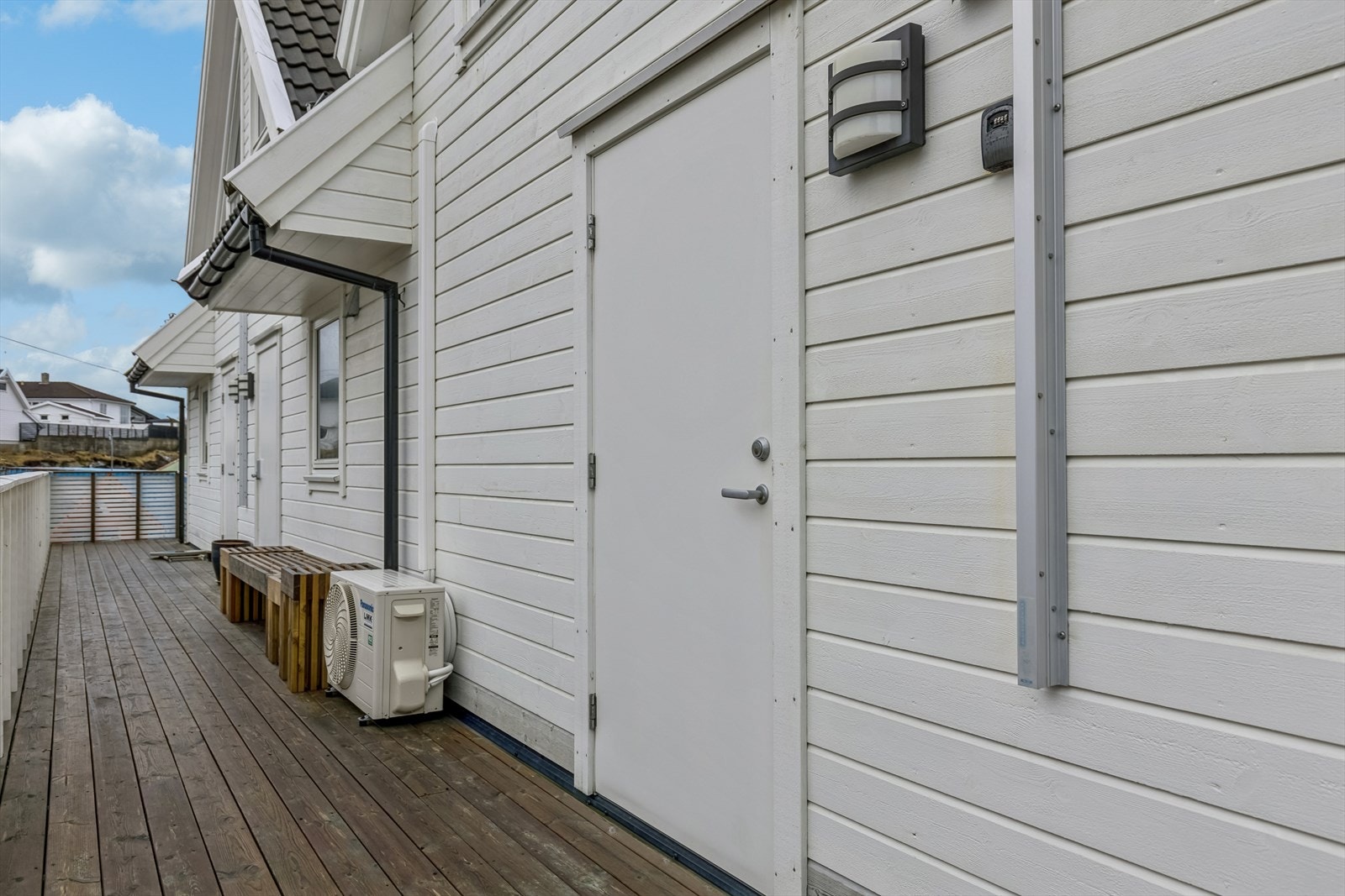 Felles, utvendig trappeadkomst og veranda. Galleribilde