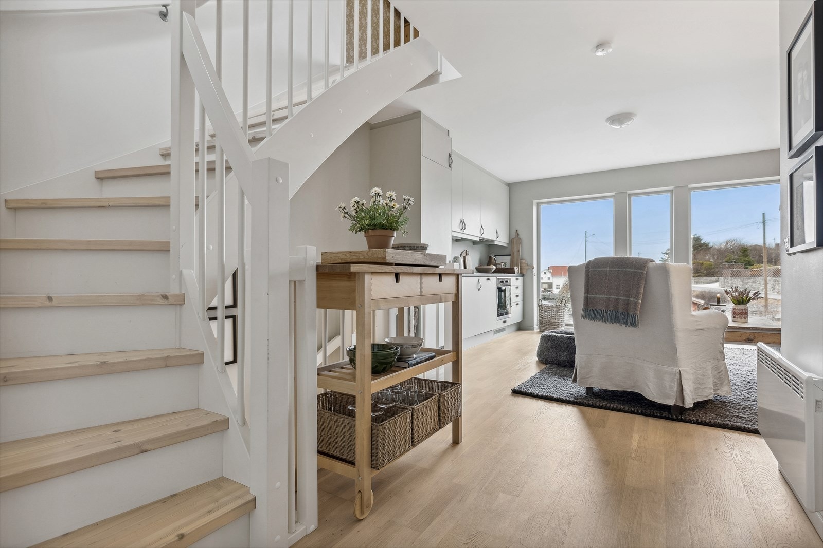 Stuen i 1.etasje ligger i åpen planløsning mot kjøkkenet. Galleribilde