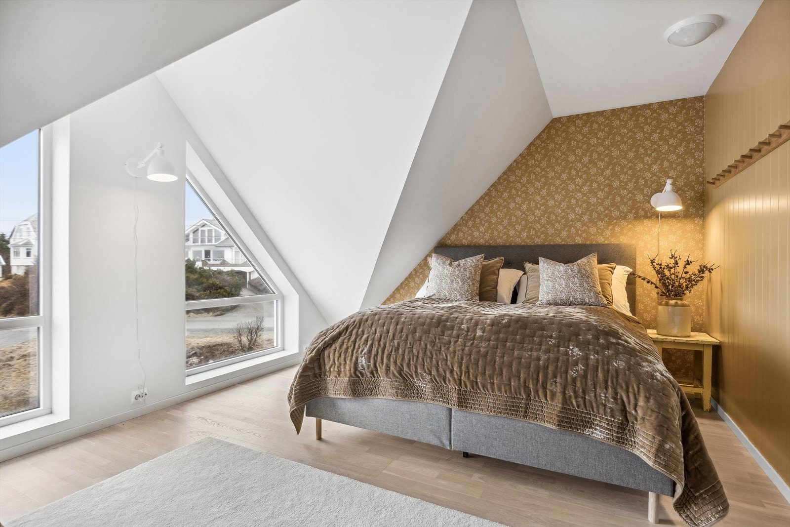 Boligen innehar 2 soverom - begge beliggende i 2.etasje. Galleribilde