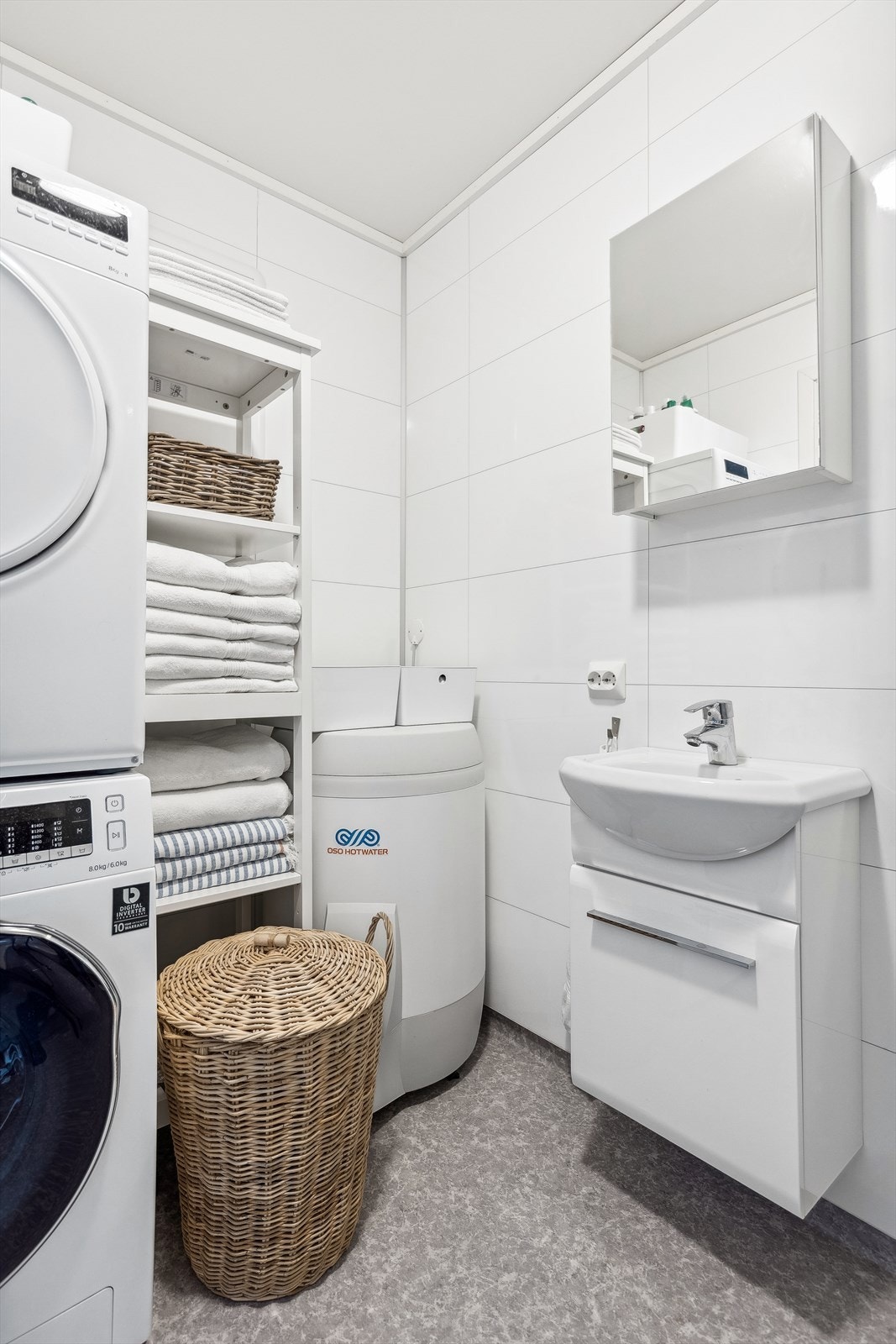 Våtromsbelegg med elektriske varmekabler i gulvet og baderomsplater på veggene. Galleribilde