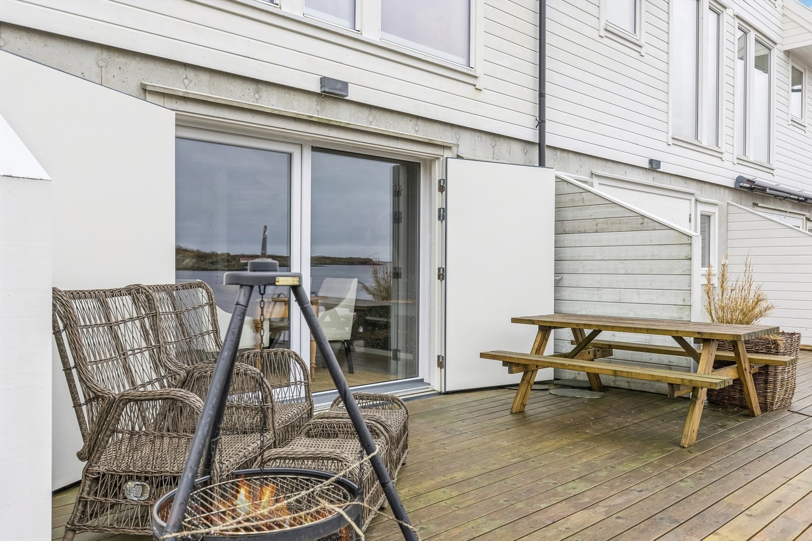 Direkte utgang til felles brygge som er fint avskjermet mot innsyn fra nærmeste naboer med etablert levegg. Galleribilde