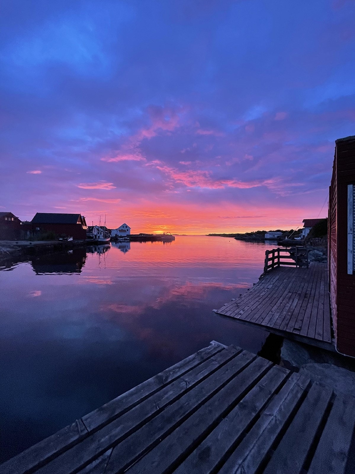 Fra bryggen kan du nyte nydelige solnedganger. Stemningsbilde mottatt fra selger. Galleribilde
