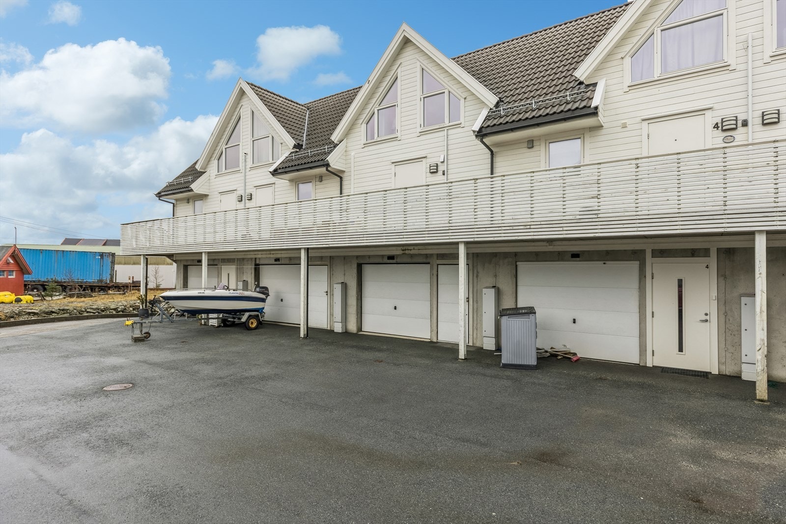 Boligens underetasje er opprinnelig godkjent garasje, i dag innredet med oppholdsrom (ikke omsøkt/godkjent - se pkt. ferdigattest i salgsoppgaven) Galleribilde