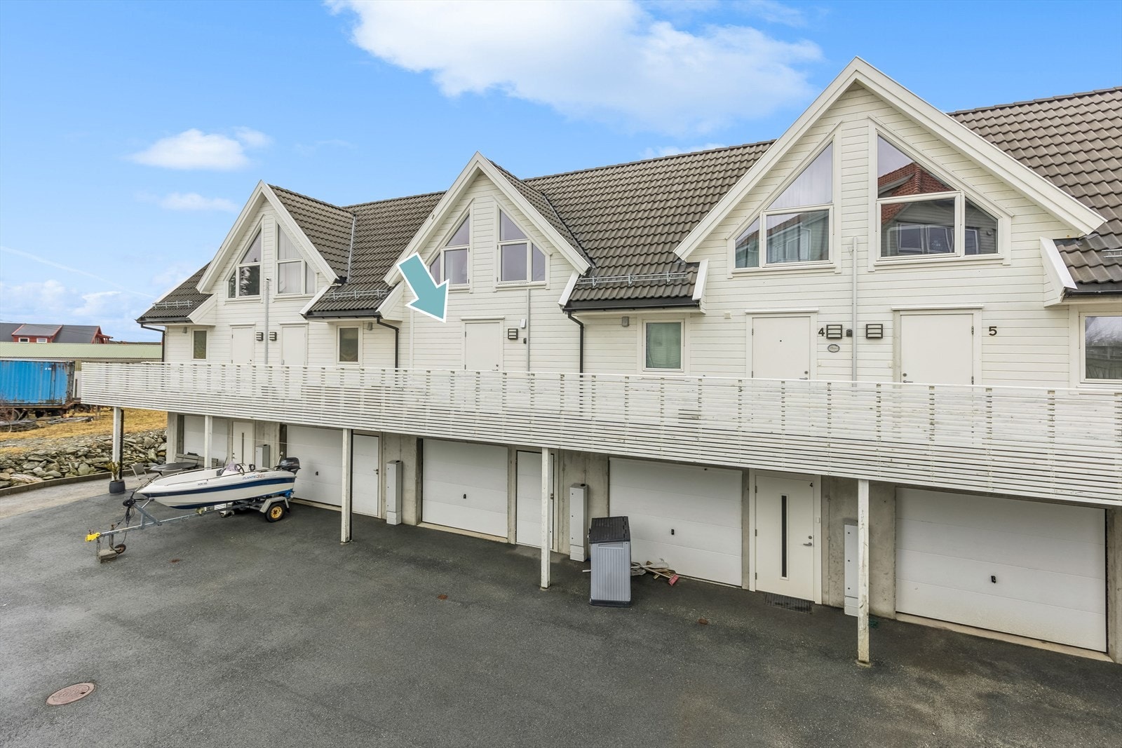 Boligen ligger i et bygg oppført i 2018 som inneholder totalt 5 fritidsboliger. Et sameie som drives i "enkel form". Galleribilde