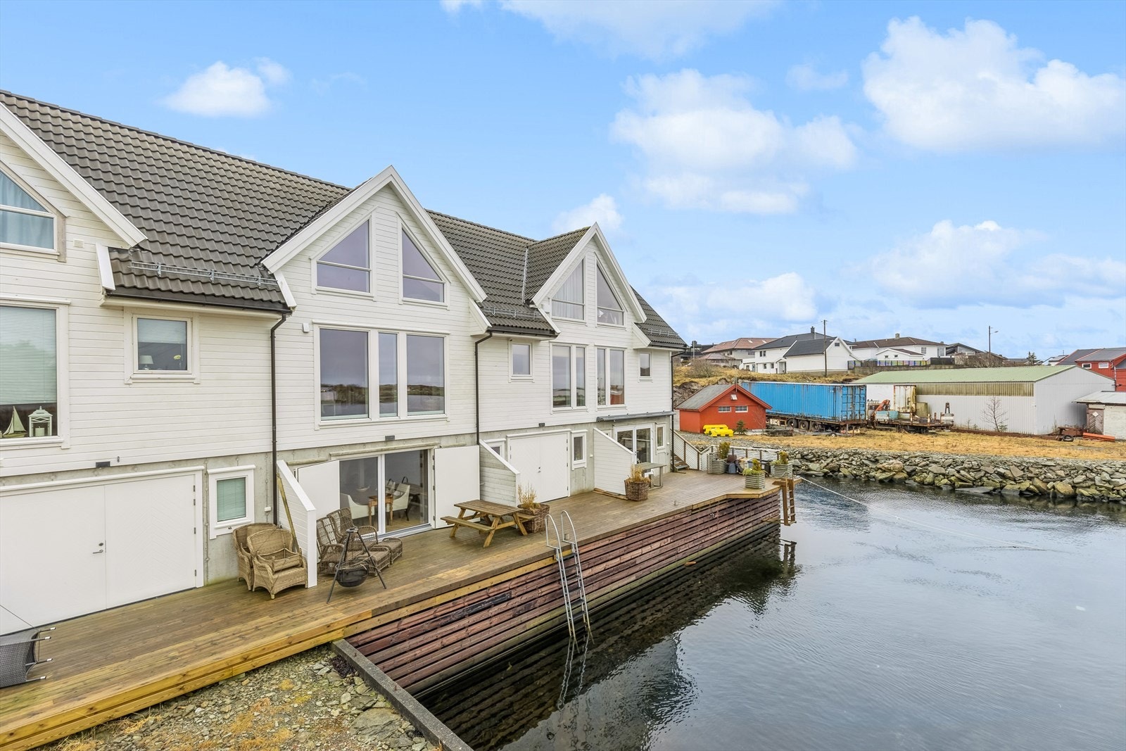 Sævelandsvik er en perle på vestsiden av Karmøy - er et sted hvor du kan oppleve det autentiske Norge med sin rike kystkultur. Galleribilde