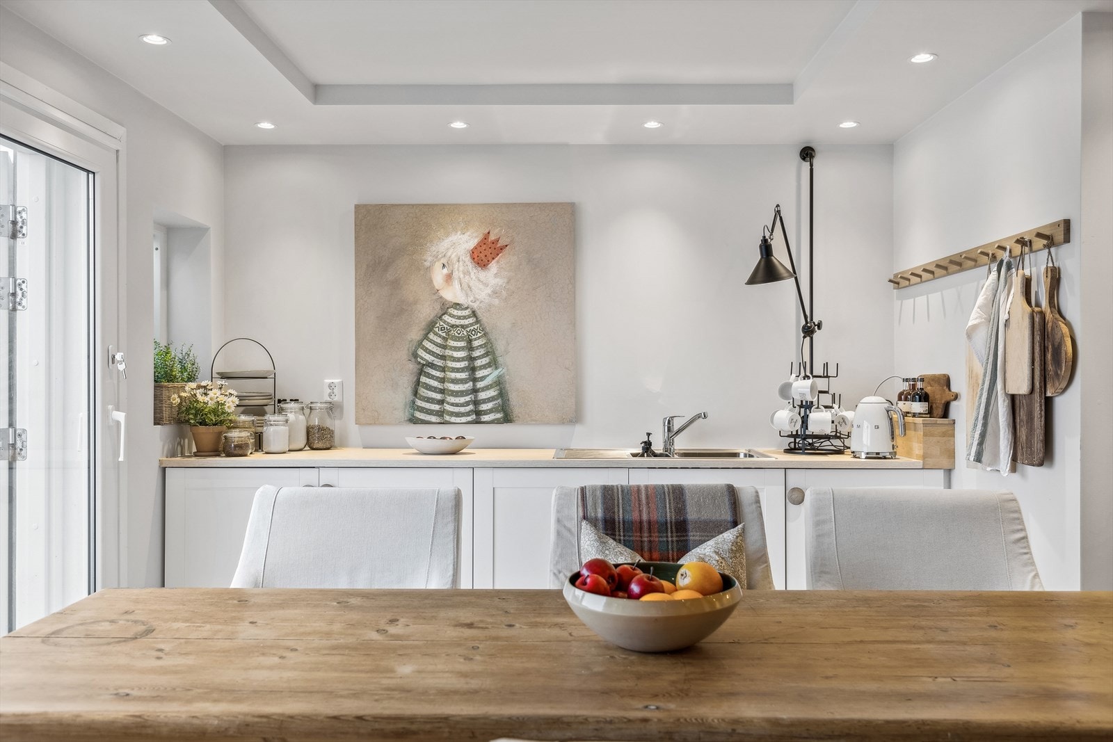 Stue/kjøkken fremstår med god standard, innredet i 2021. Galleribilde