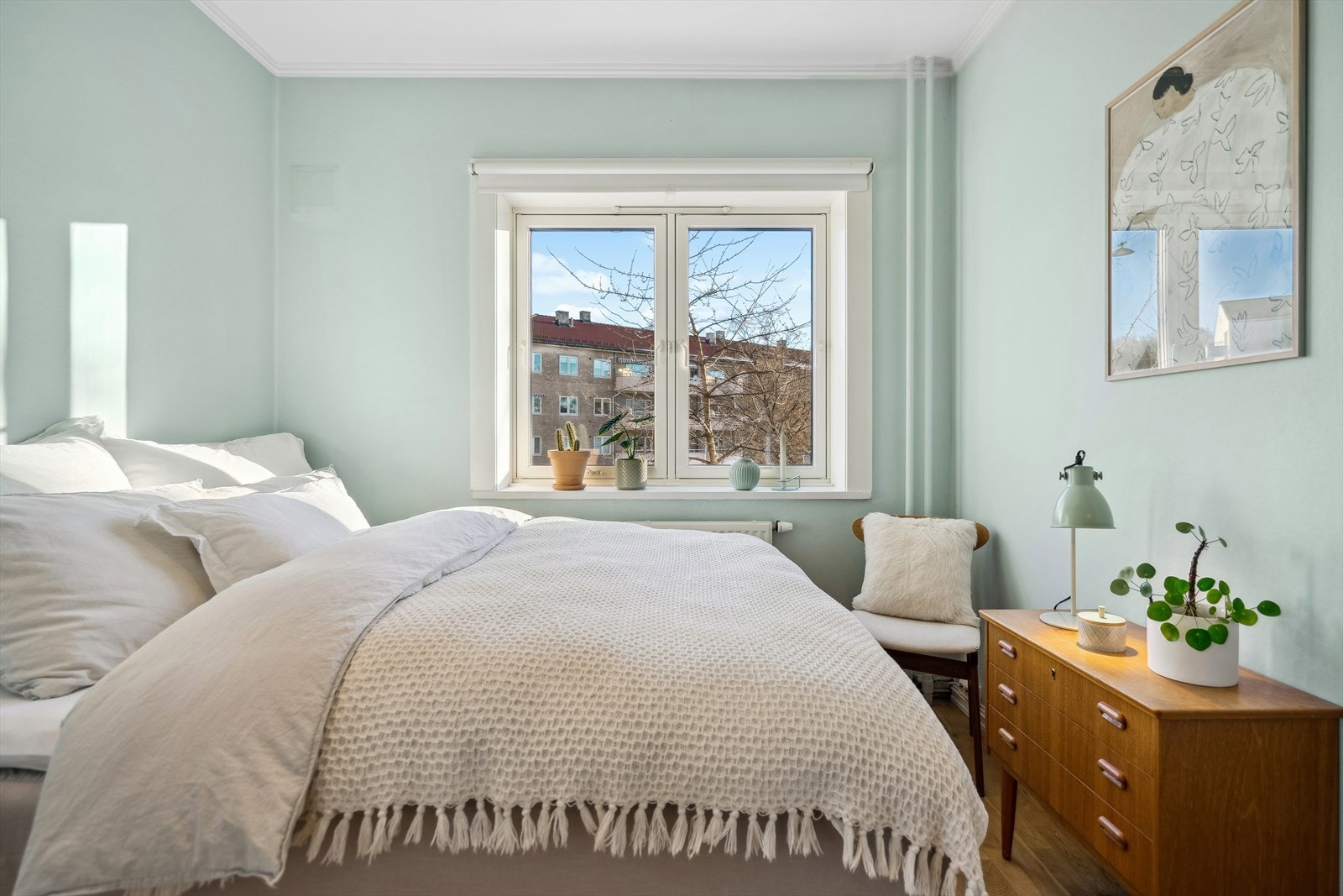 Behagelig stort soverom med plass til stor seng og nattbord. Galleribilde