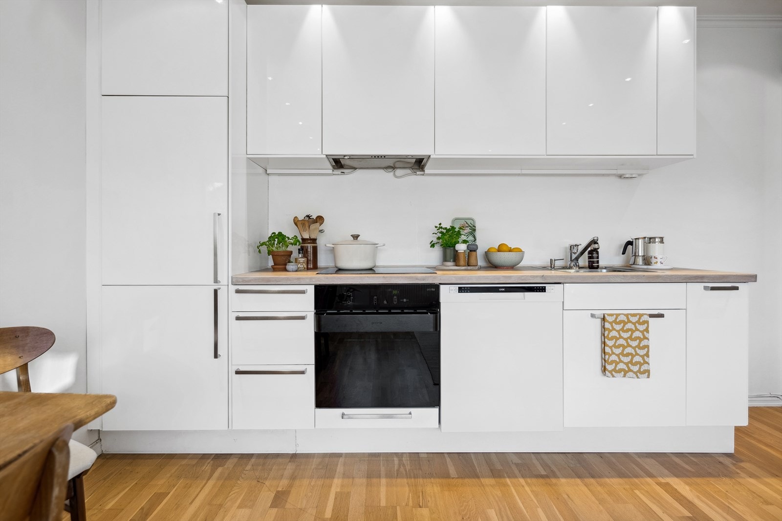 Kjøkkenet byr på godt med lagringsplass. Her kan man enkelt lage middag til flere. Galleribilde