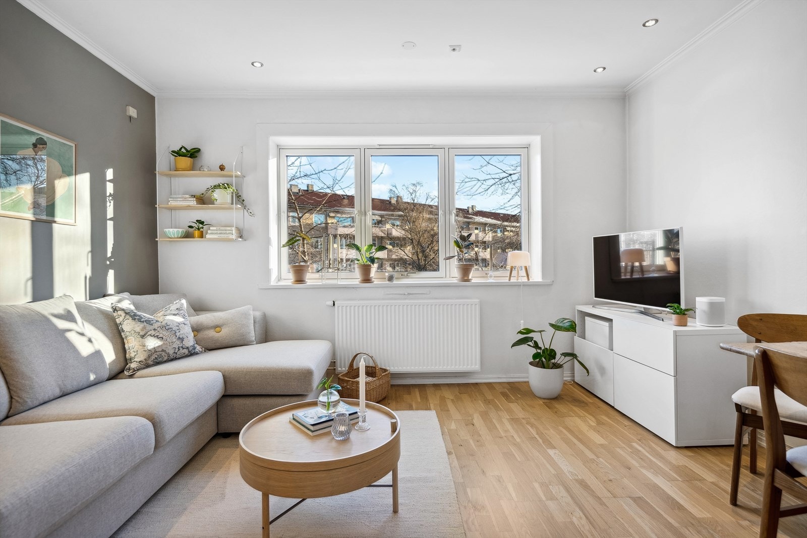 Dette er en meget attraktiv leilighet med høy trivselsfaktor og passer for deg som stiller krav til boligens standard og beliggenhet. Her kan du flytte rett inn! Galleribilde