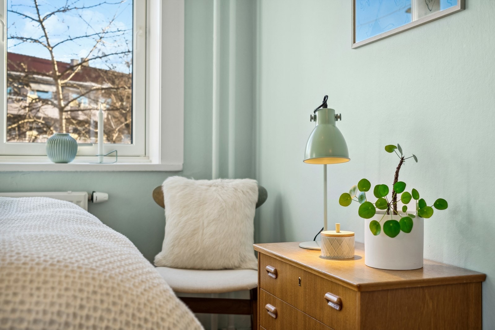 Soverommet er malt i en behagelig farge som passer like godt til kveld som morgen. Galleribilde