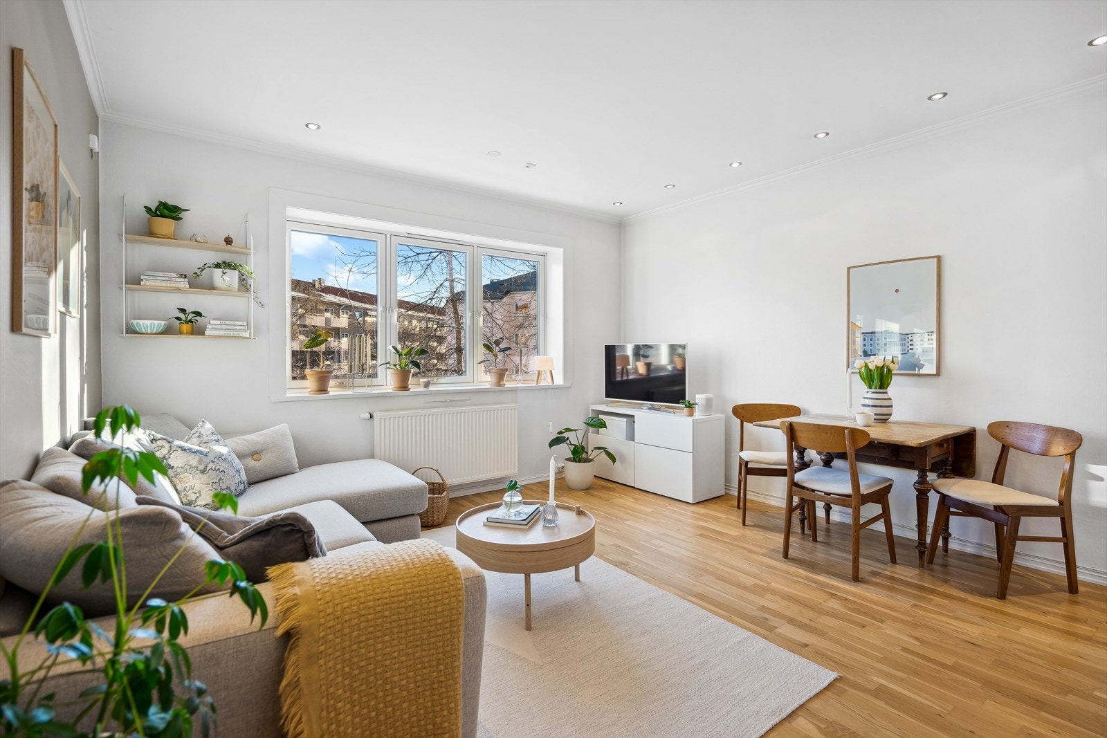 Stuen fremstår som en invitasjon til gode opplevelser. Her er det tilrettelagt for avkobling og hygge Galleribilde