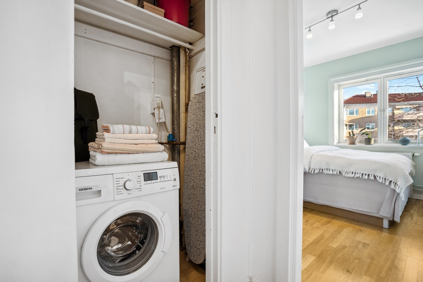 Smart og praktisk plass til vaskemaskin i kott i entré. Galleribilde