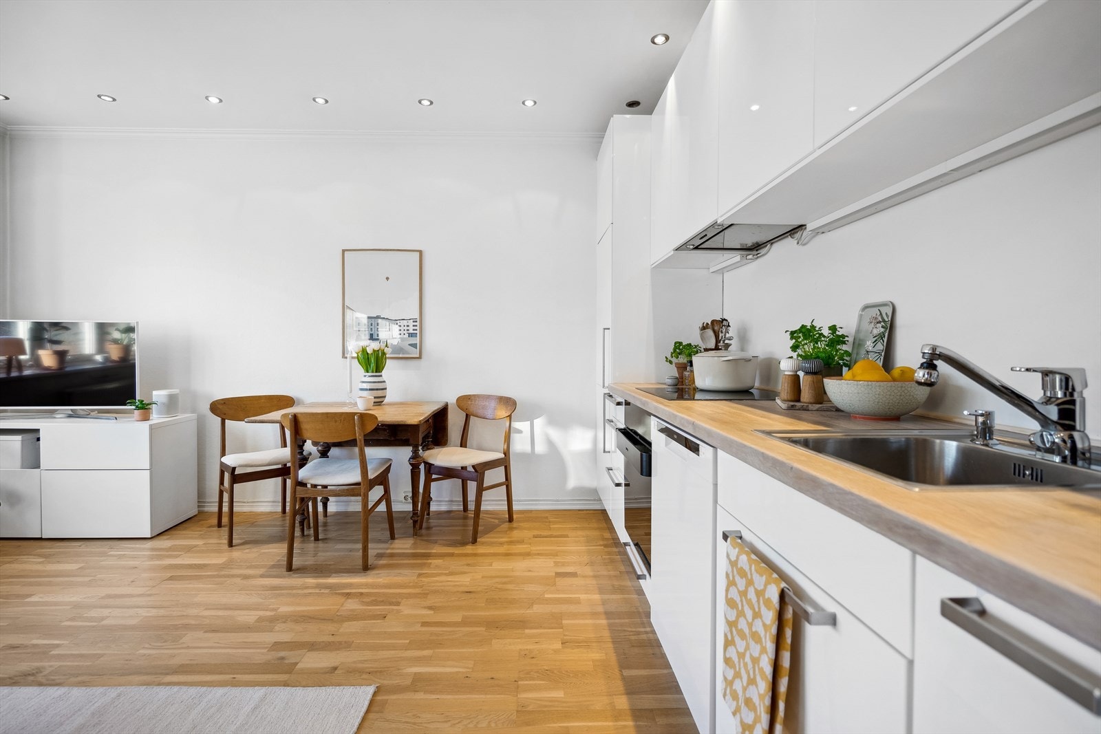 Når strømprisene stiger er det godt å vite at oppvarming av boligen er inkludert i felleskostnadene. For øvrig er felleskostnadene meget lave med kun 3.482,- Galleribilde