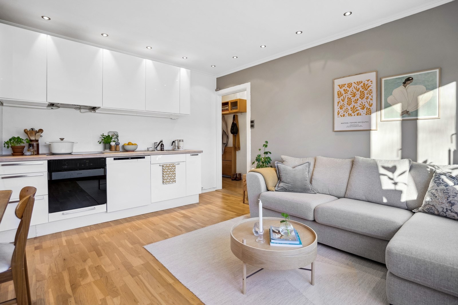 Leilighetens plassering er meget sentral og blir fort et naturlig samlingspunkt for dine venner. Da er det en stor fordel med en stue med plass til mange. Galleribilde