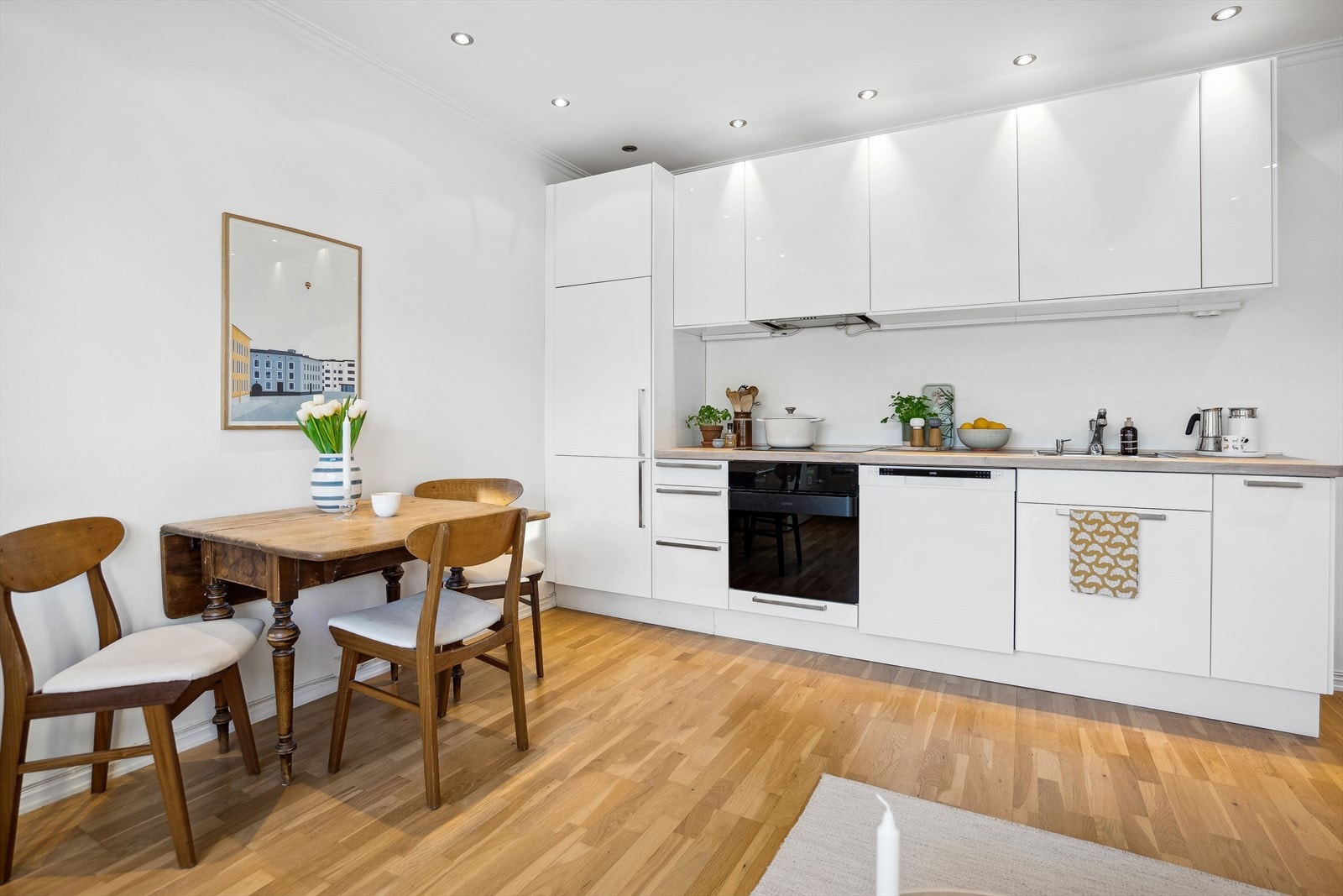 Te eller middag for to. Innkjøpene får du unnagjort på Kiwi eller Rema 1000 rett over veien. Galleribilde