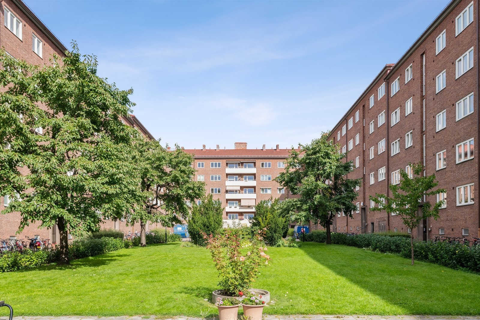 Rett utenfor inngangsdøren finner du den idylliske bakgården som fremstår som en liten park. Galleribilde