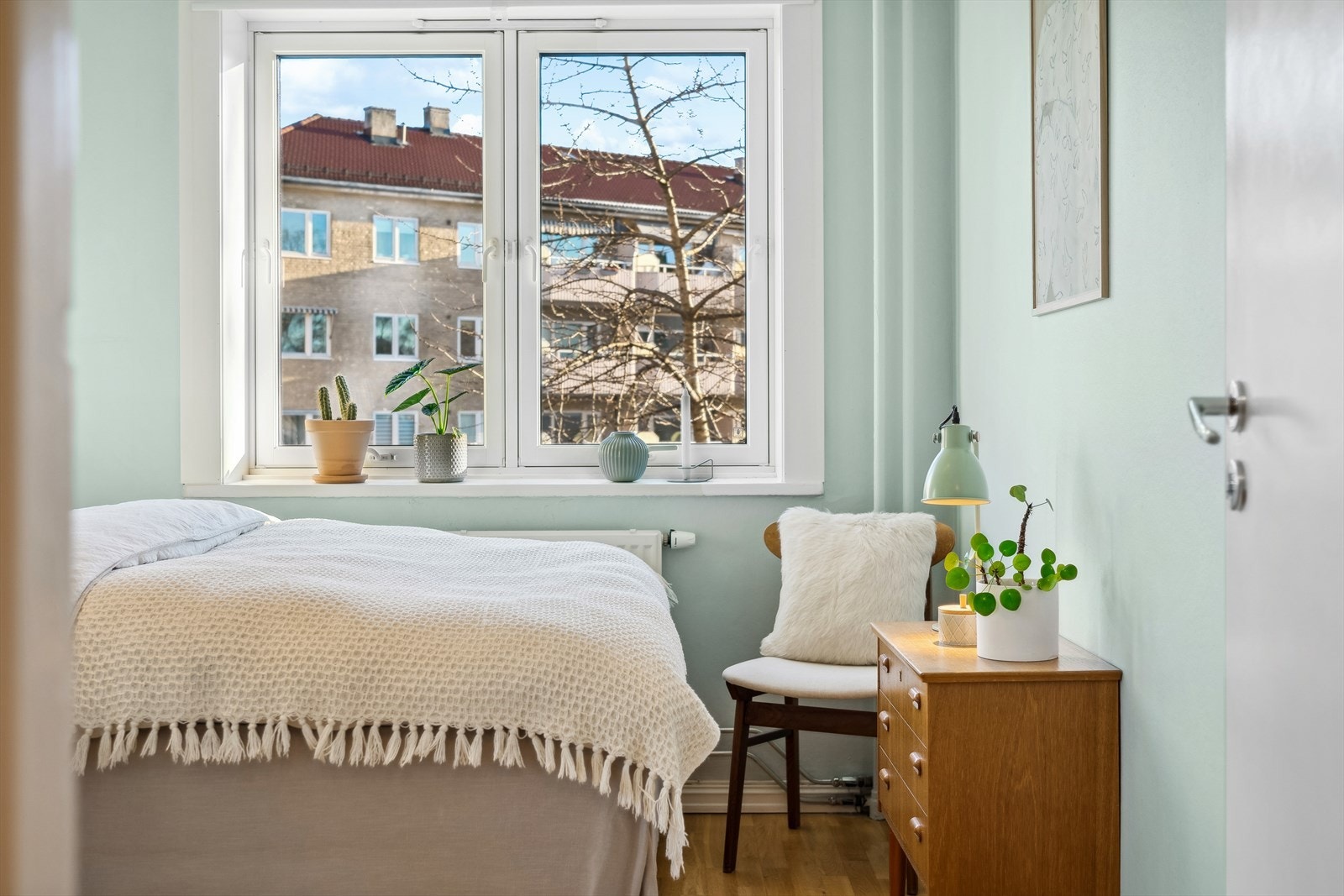 Det er god plass til ytterligere garderobeskap, skrivebord eller annet du måtte ønske for å utvide bruken av rommet. Galleribilde