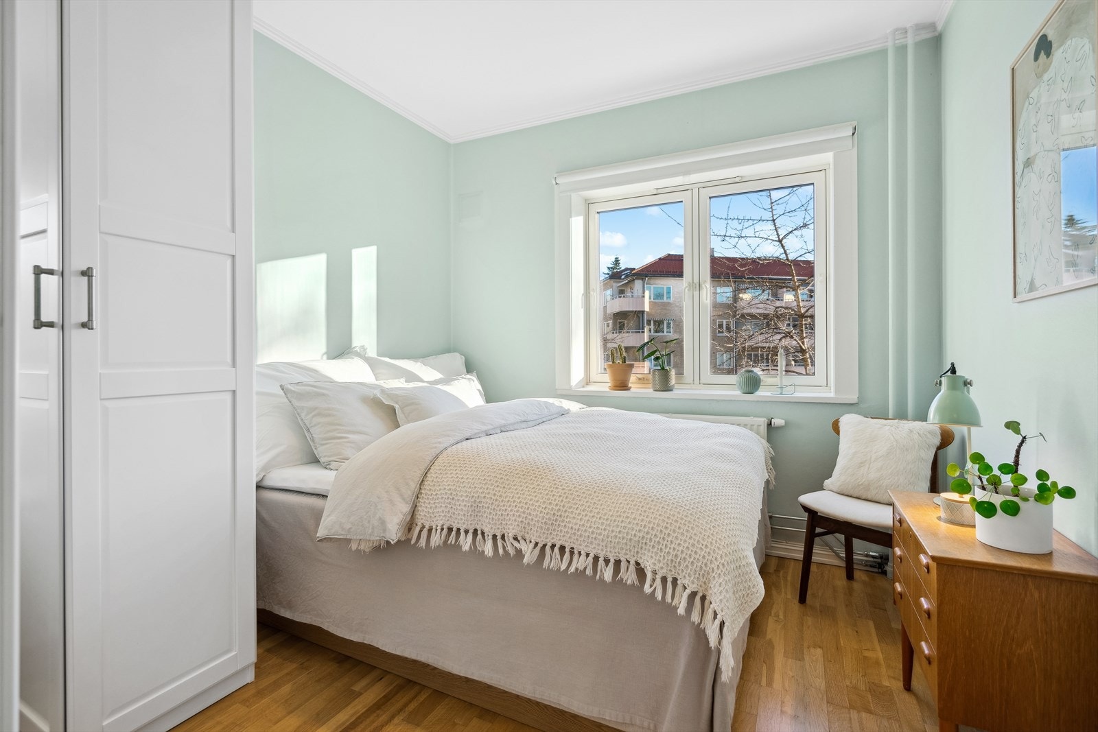 Soverommet vender mot øst og slipper inn morgensolen. Galleribilde