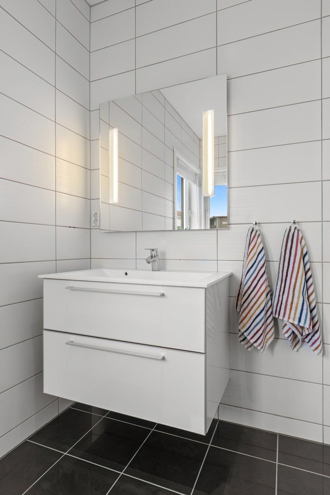 Bad i 2. etasje - helfliset i tidløs fargekombinasjon Galleribilde