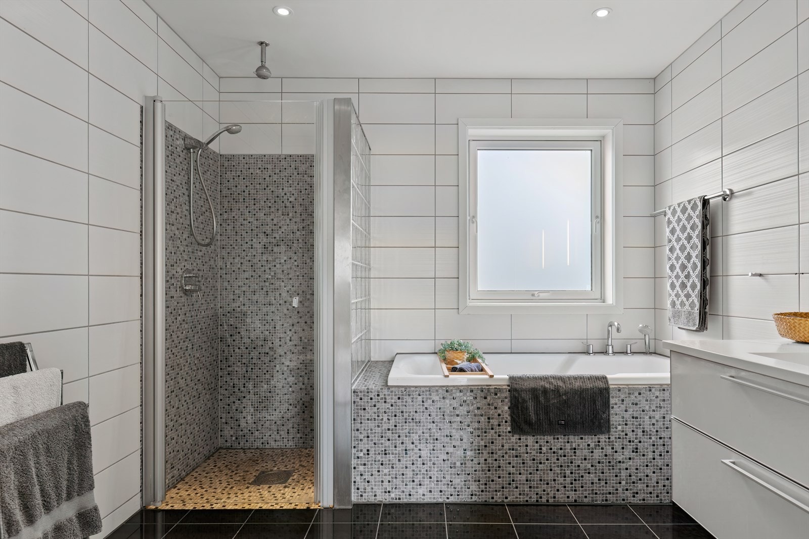 Bad i 1. etasje - innredet med både badekar og dusj Galleribilde