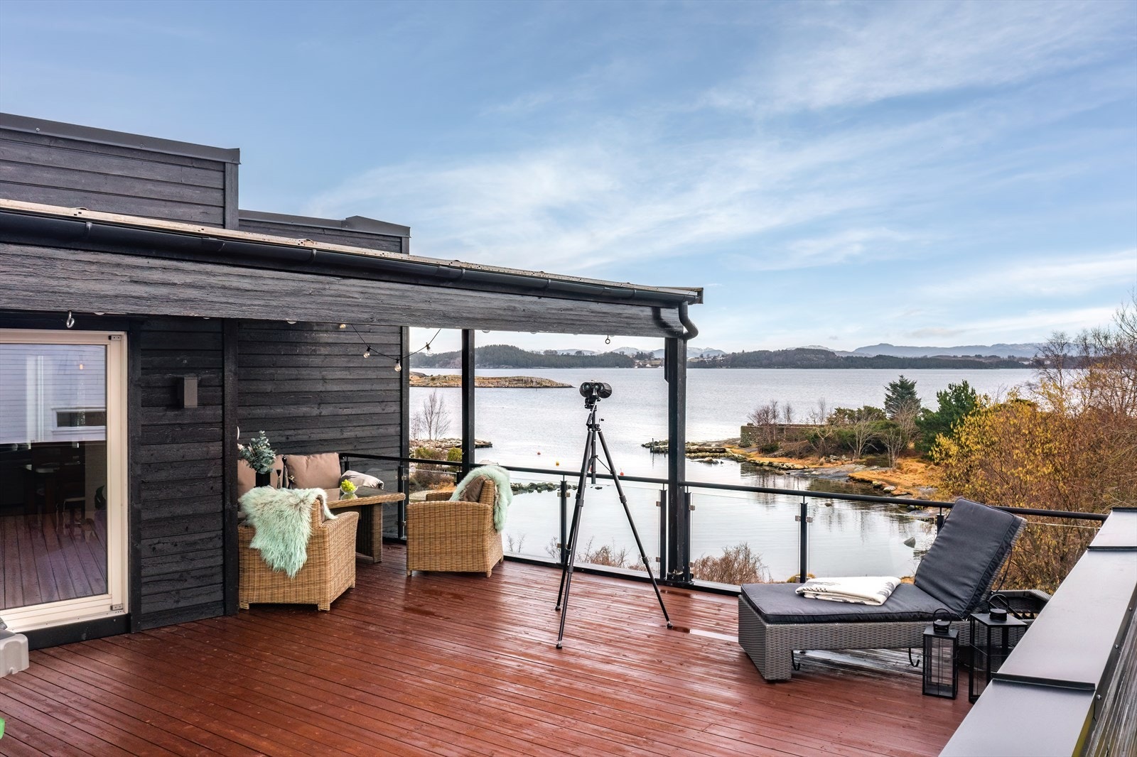 Fra kjøkkenet er det utgang til en solrik terrasse Galleribilde