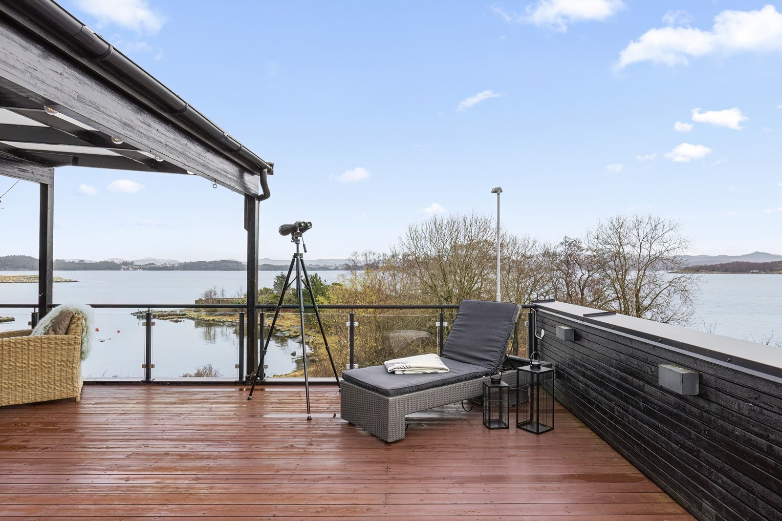 Terrassen er delvis overbygget, og er av god størrelse Galleribilde