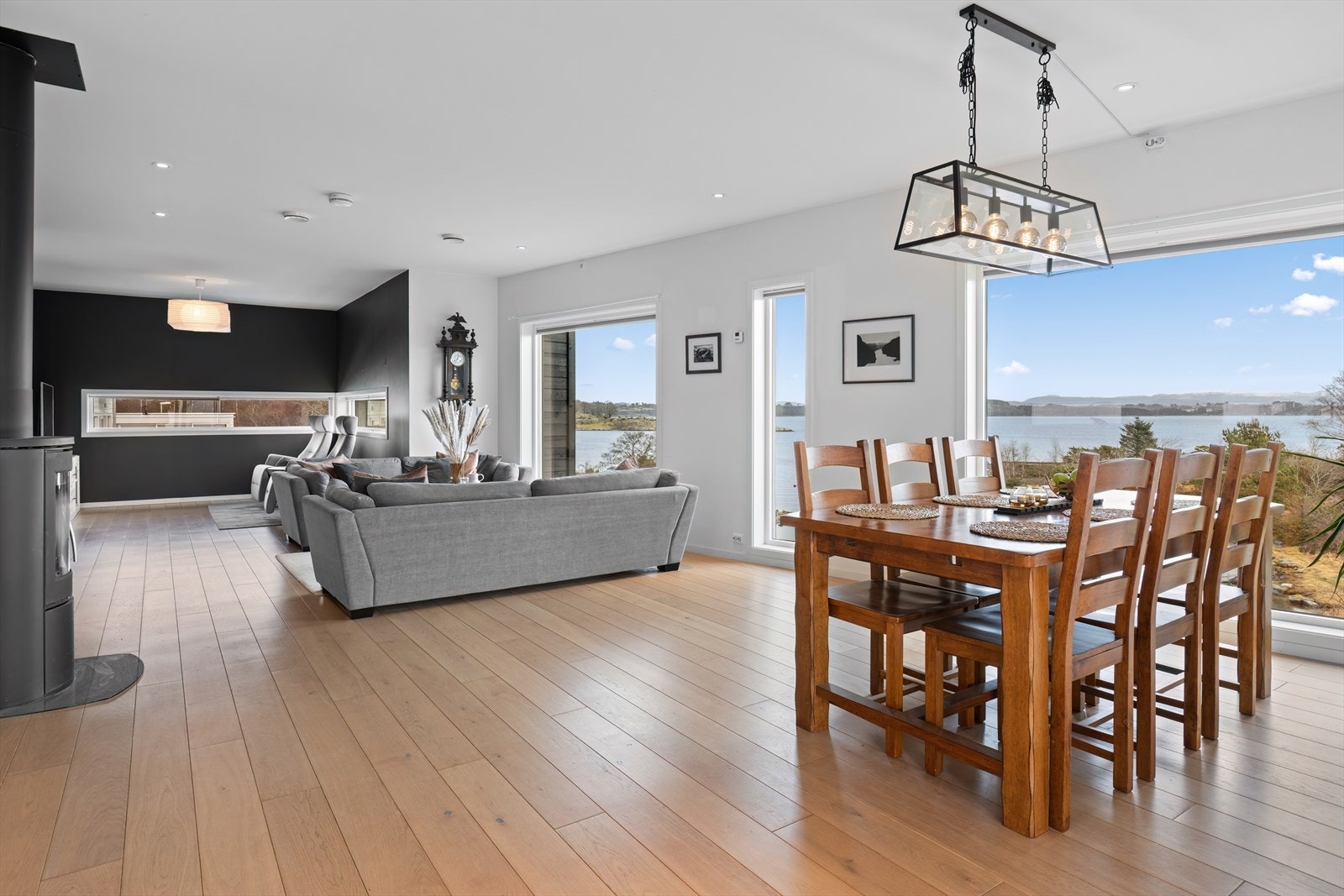 Stue - store vindusflater gir en god romfølelse Galleribilde