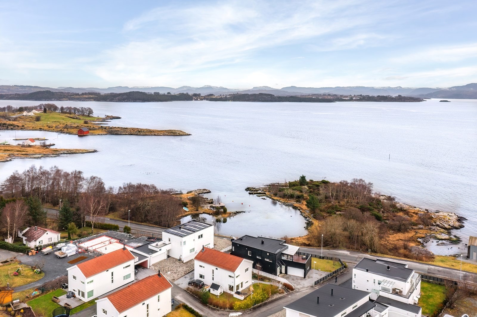 Boligen har en kjekk beliggenhet i første rekke fra sjøen Galleribilde