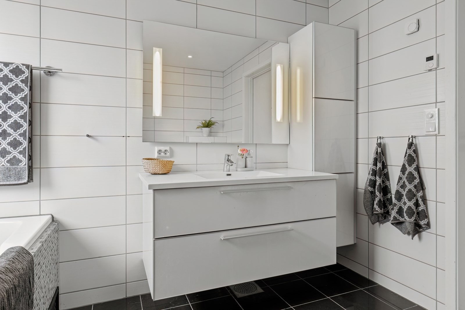 Bad 1. etasje - Godt med skapplass Galleribilde