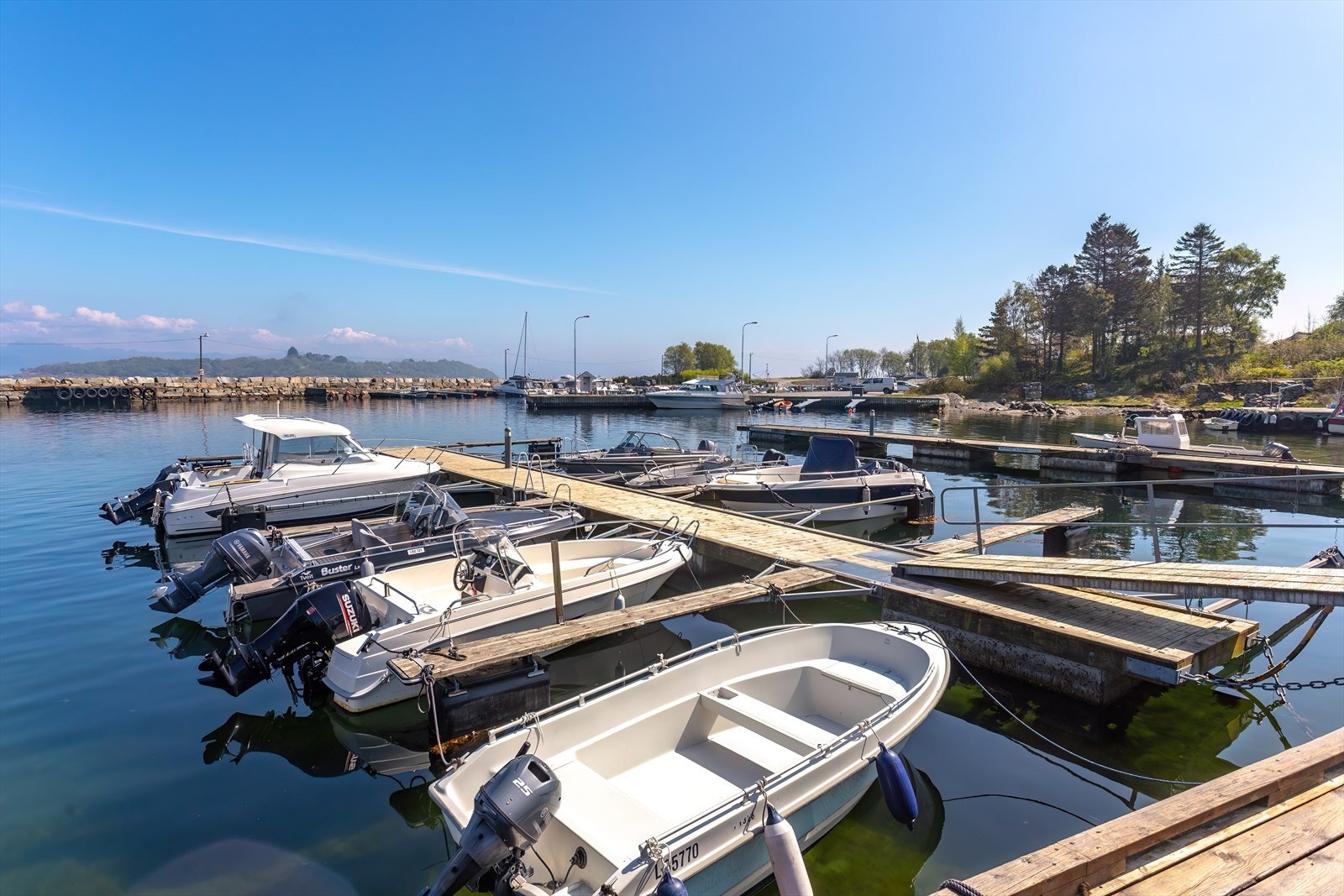 Maritim beliggenhet med nærhet til både badeplass og båthavn Galleribilde