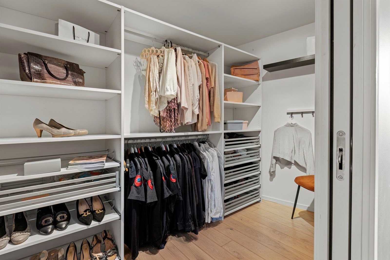 Praktisk innredet walk in closet Galleribilde