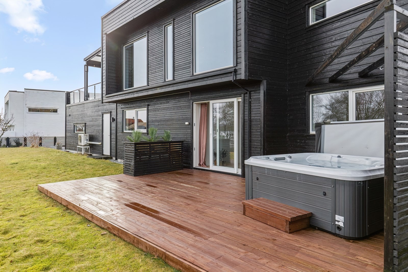 Terrasse - God plass til jacuzzi/hagemøbler Galleribilde