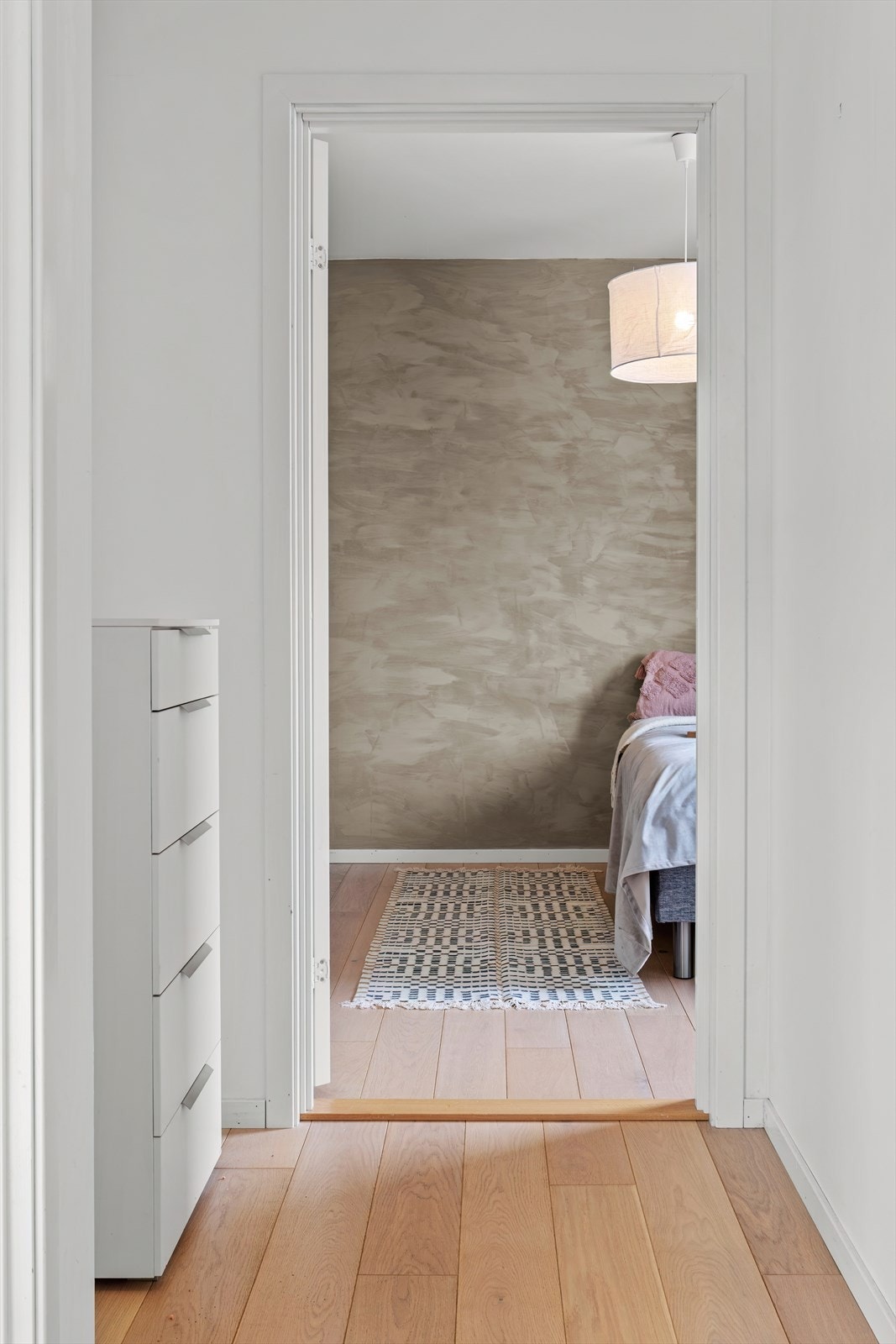 Fra bad i 2. etasje er det soverom rett over gangen Galleribilde