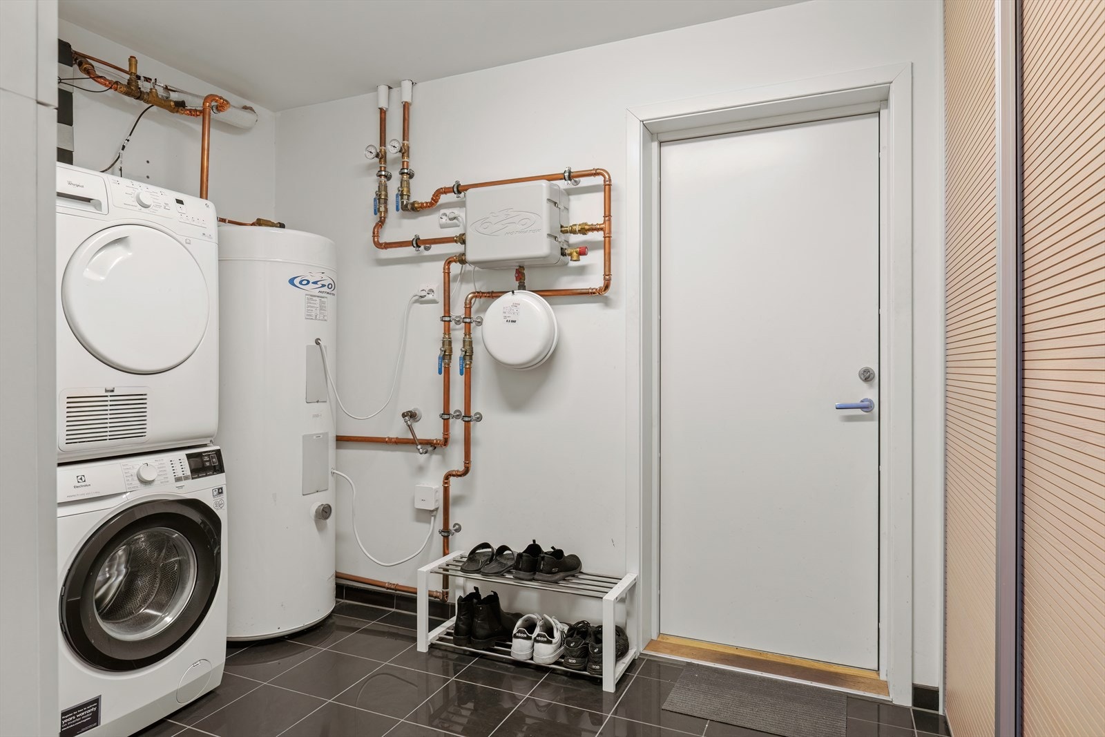 Vaskerom med dør til garasje Galleribilde