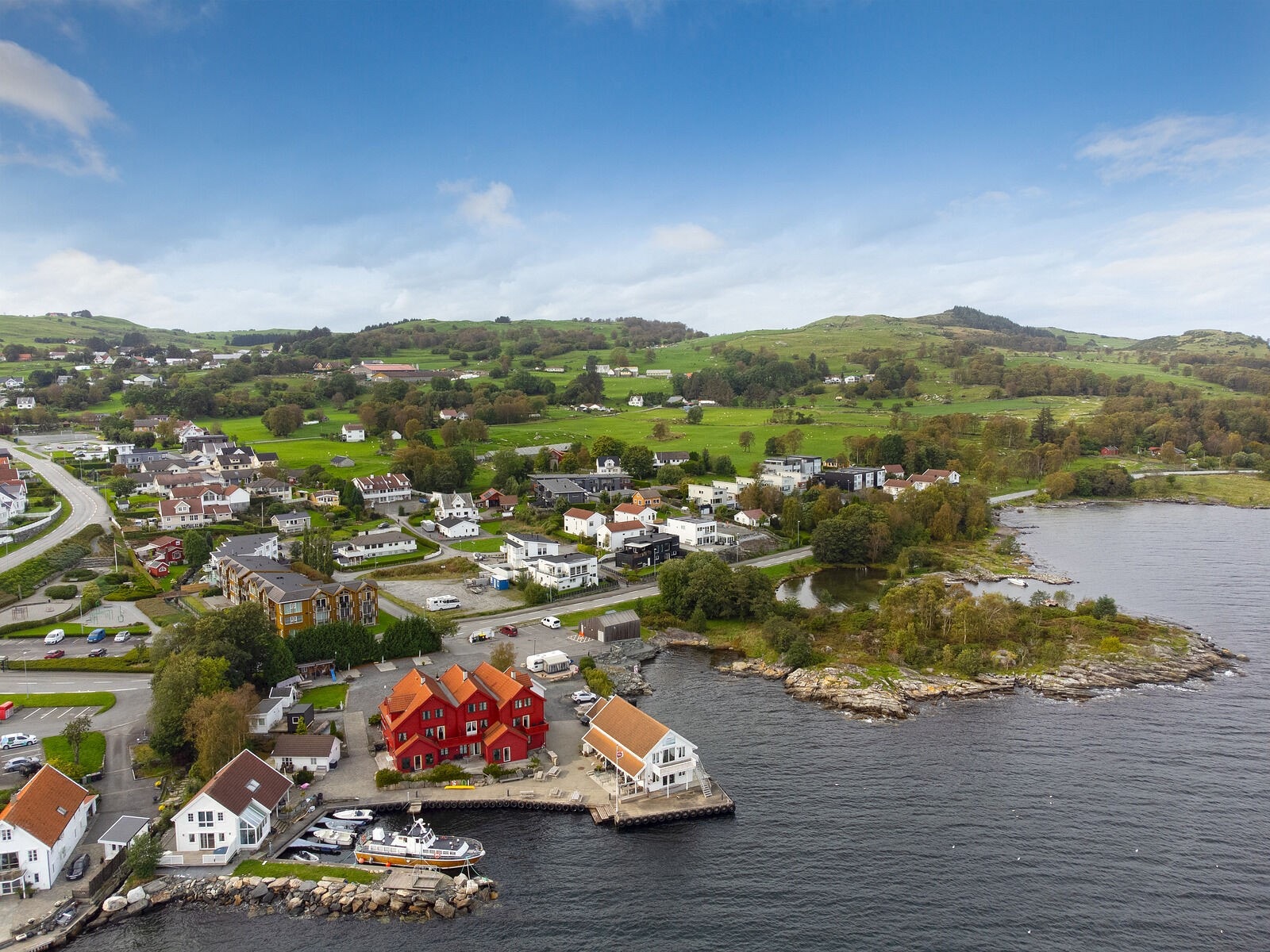 Boligen ligger i et maritimt og barnevennlig område på Østhusvik. Lekeplass og kjekke grøntområder finner du like ved boligen Galleribilde