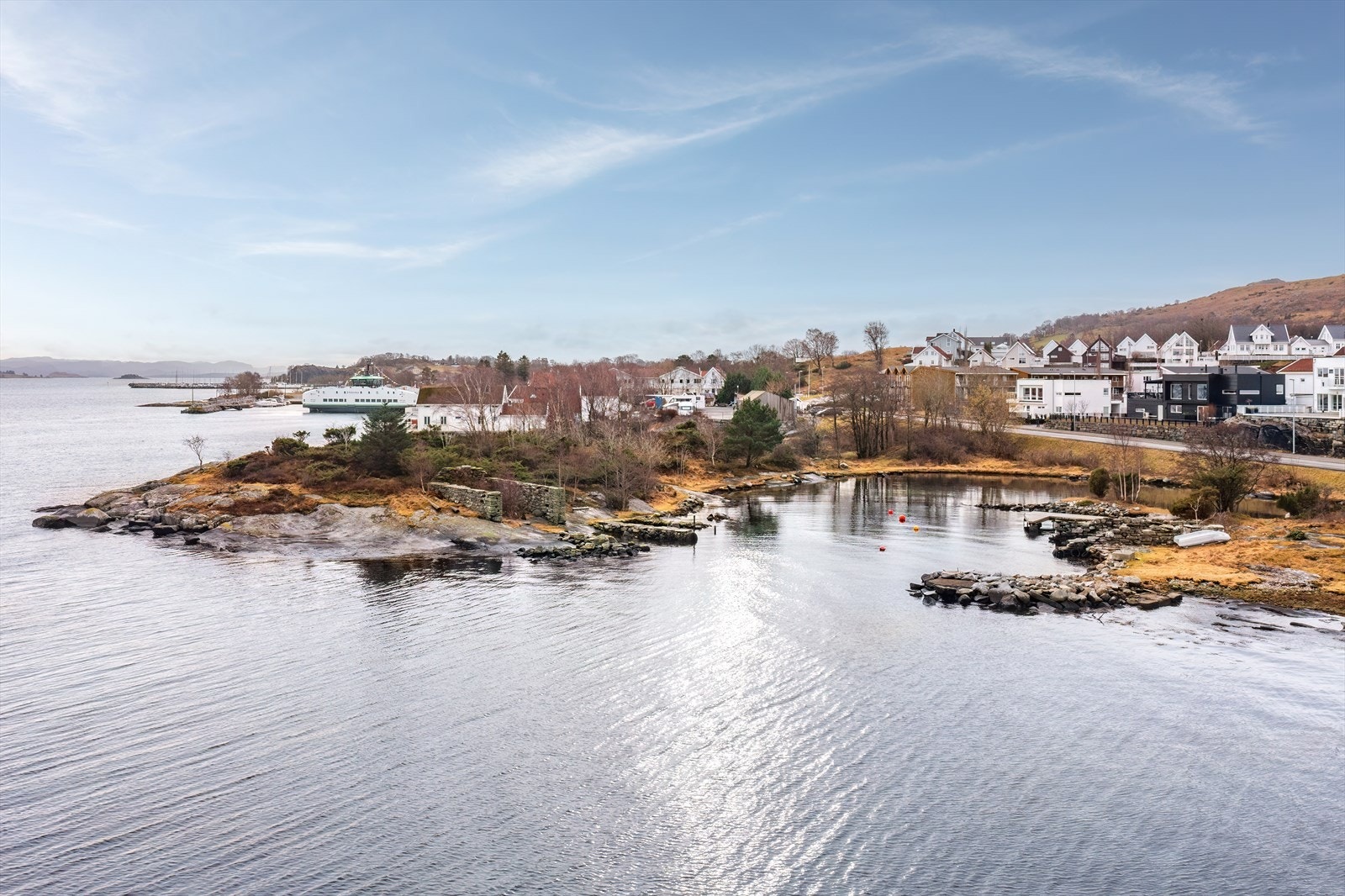 Området byr på nydelige turmuligheter, både langs sjø og på fjell Galleribilde