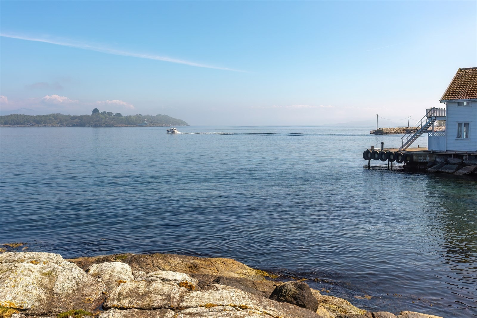 Nærområde - boligen har en nydelig beliggenhet i nærhet av sjø Galleribilde
