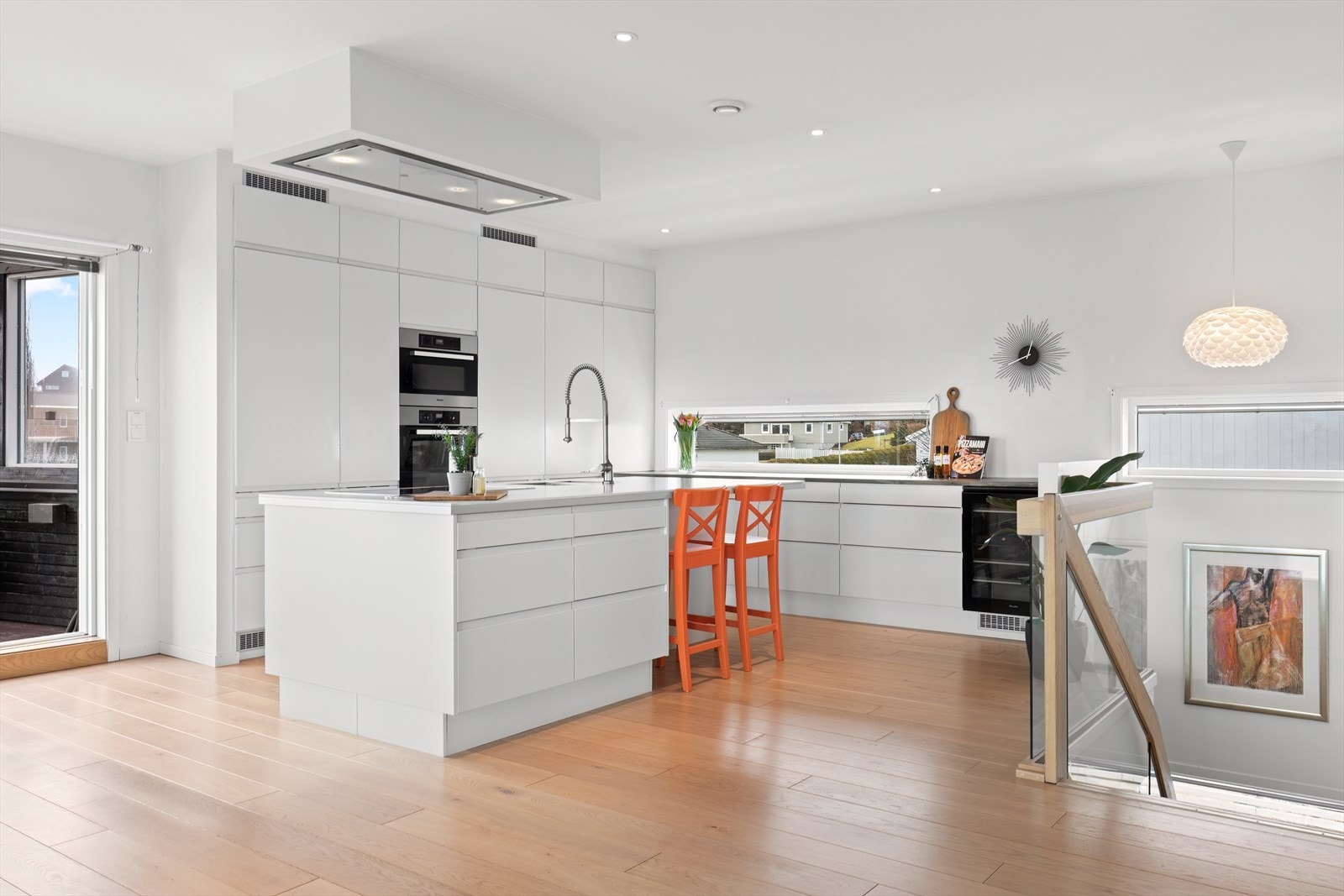 Kjøkken - praktisk innredet med god benk- og skapplass Galleribilde