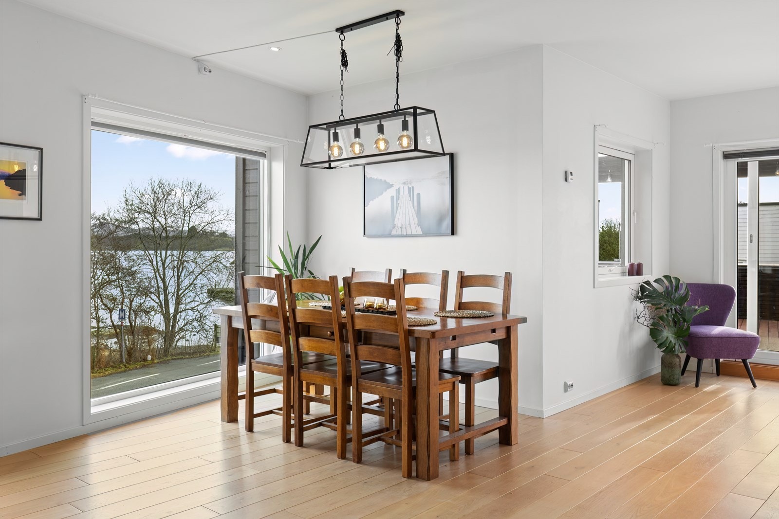 Stue/Kjøkken - God plass til spisegruppe Galleribilde