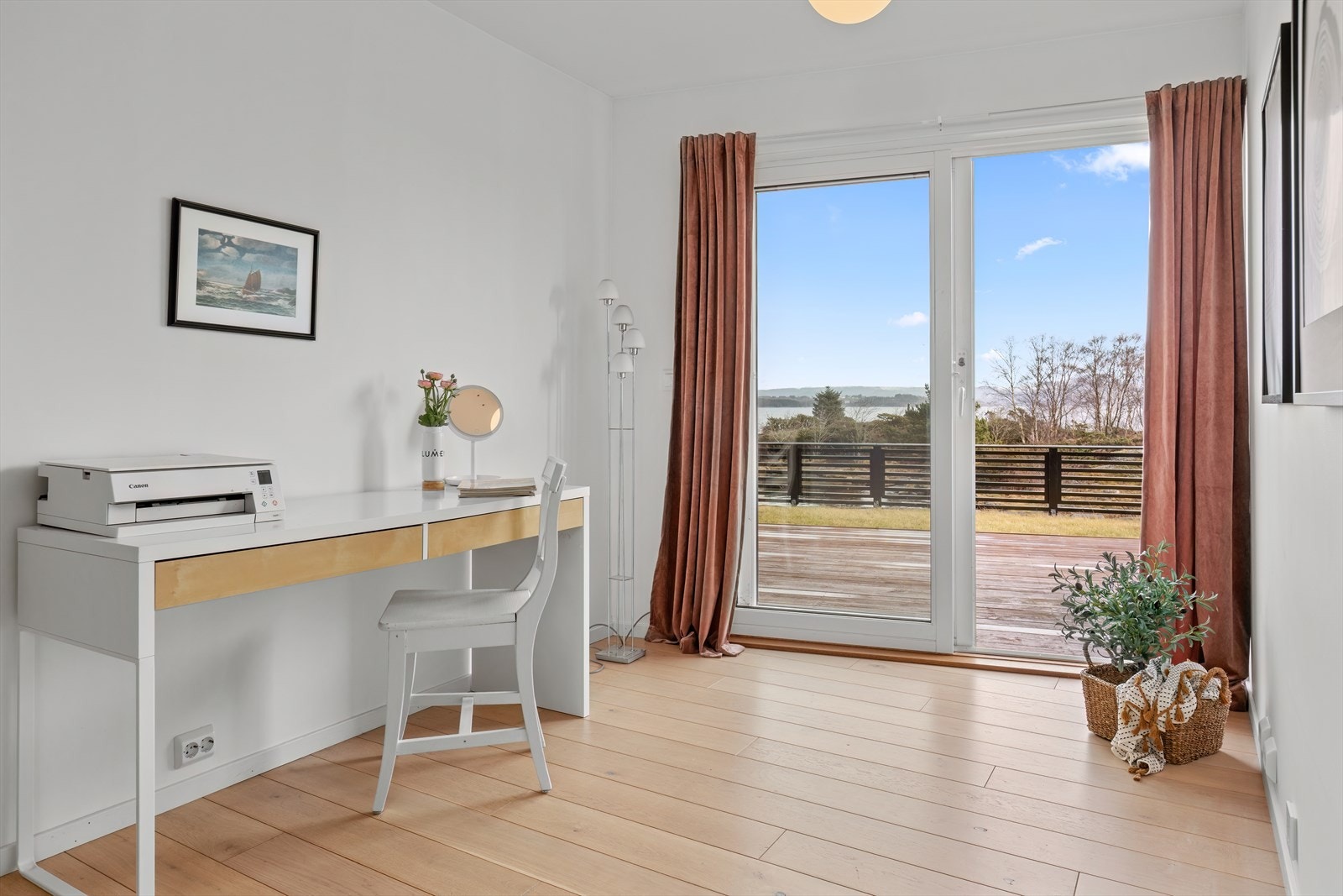 Utgang til terrasse/hage fra første etasje Galleribilde