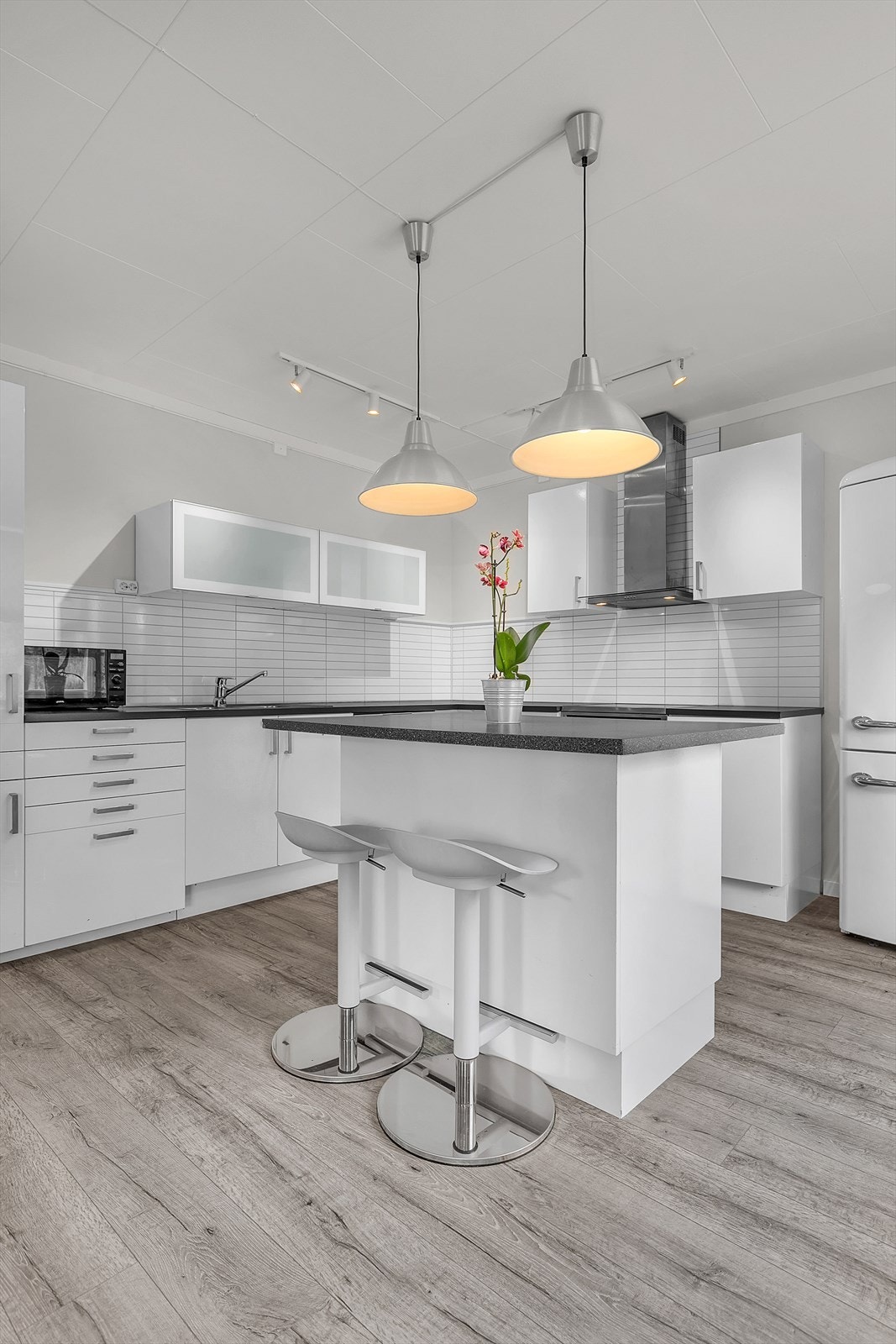 Kjøkkeninnredning av type IKEA fra 2017, samt noe eldre innredning av Norema. Galleribilde