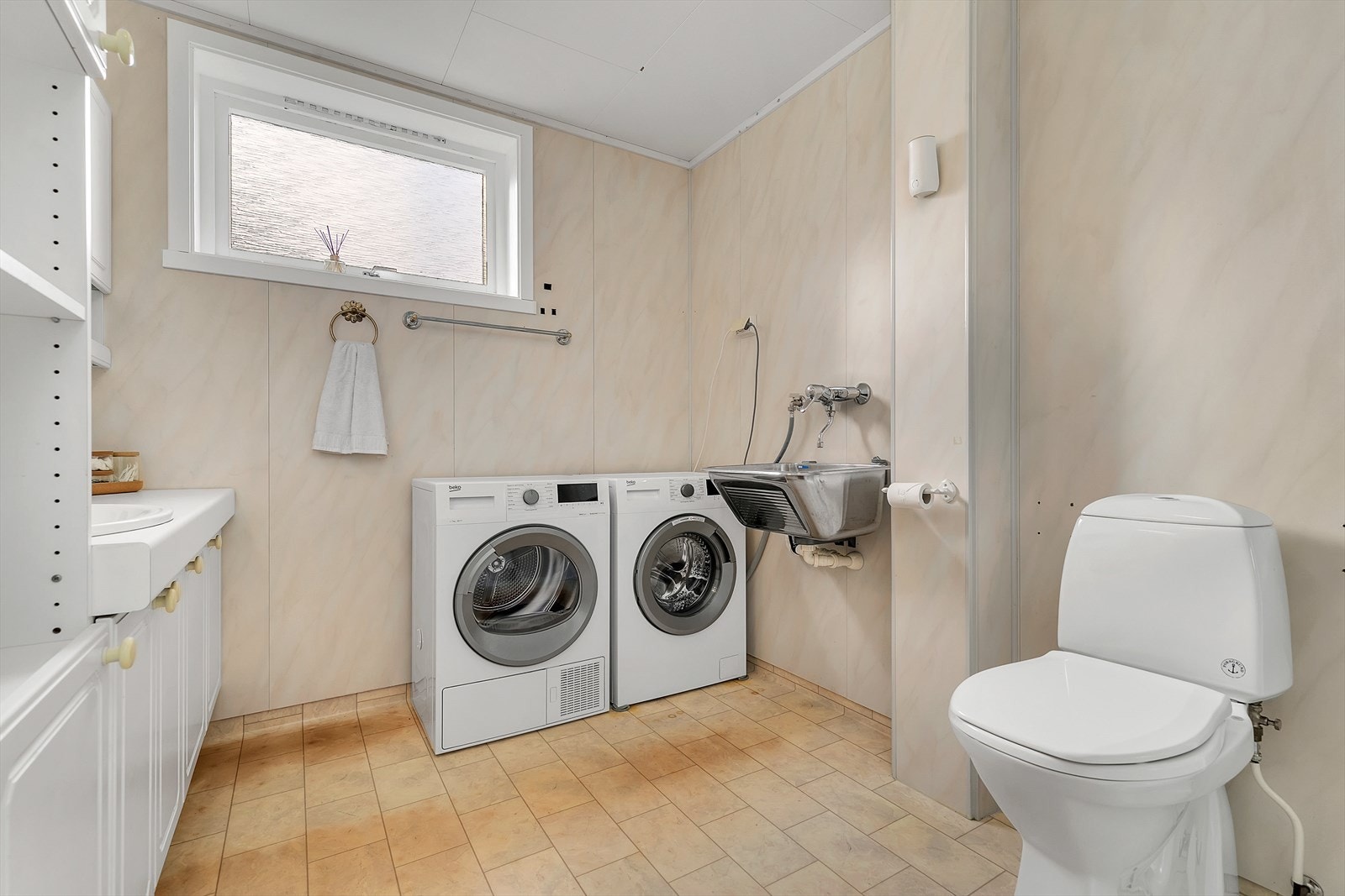 Badet har en stor baderomsinnredning og dusjkabinett Galleribilde