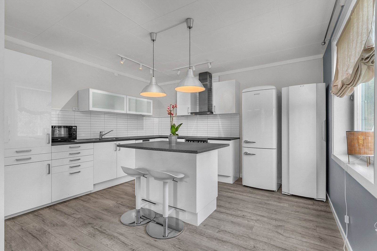 Kjøkkenøy med quartz benkeplate og slette kjøkkenfronter. Galleribilde