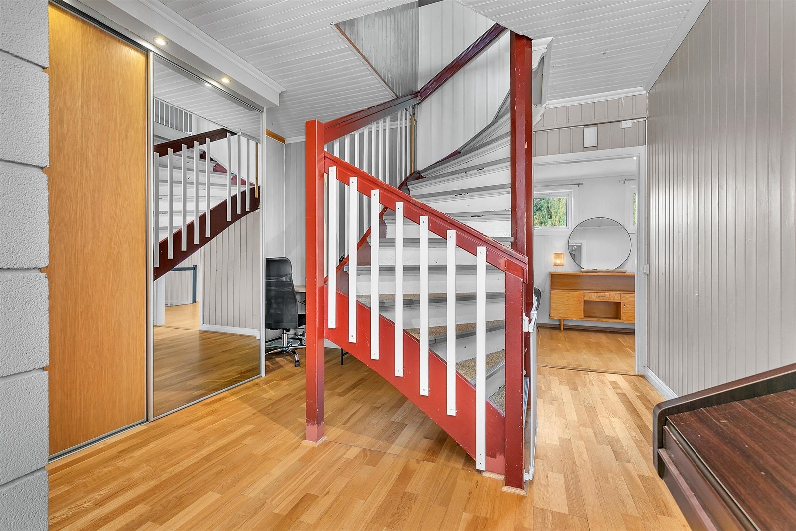 I gangen er det en skyvedørsgarderobe med kurvsett, oppheng og hyller. Galleribilde