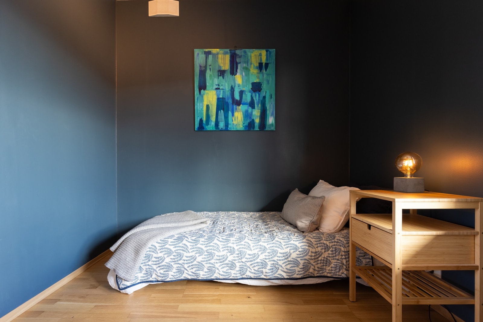 Malt i en lun blåfarge og har parkett på gulv. Galleribilde