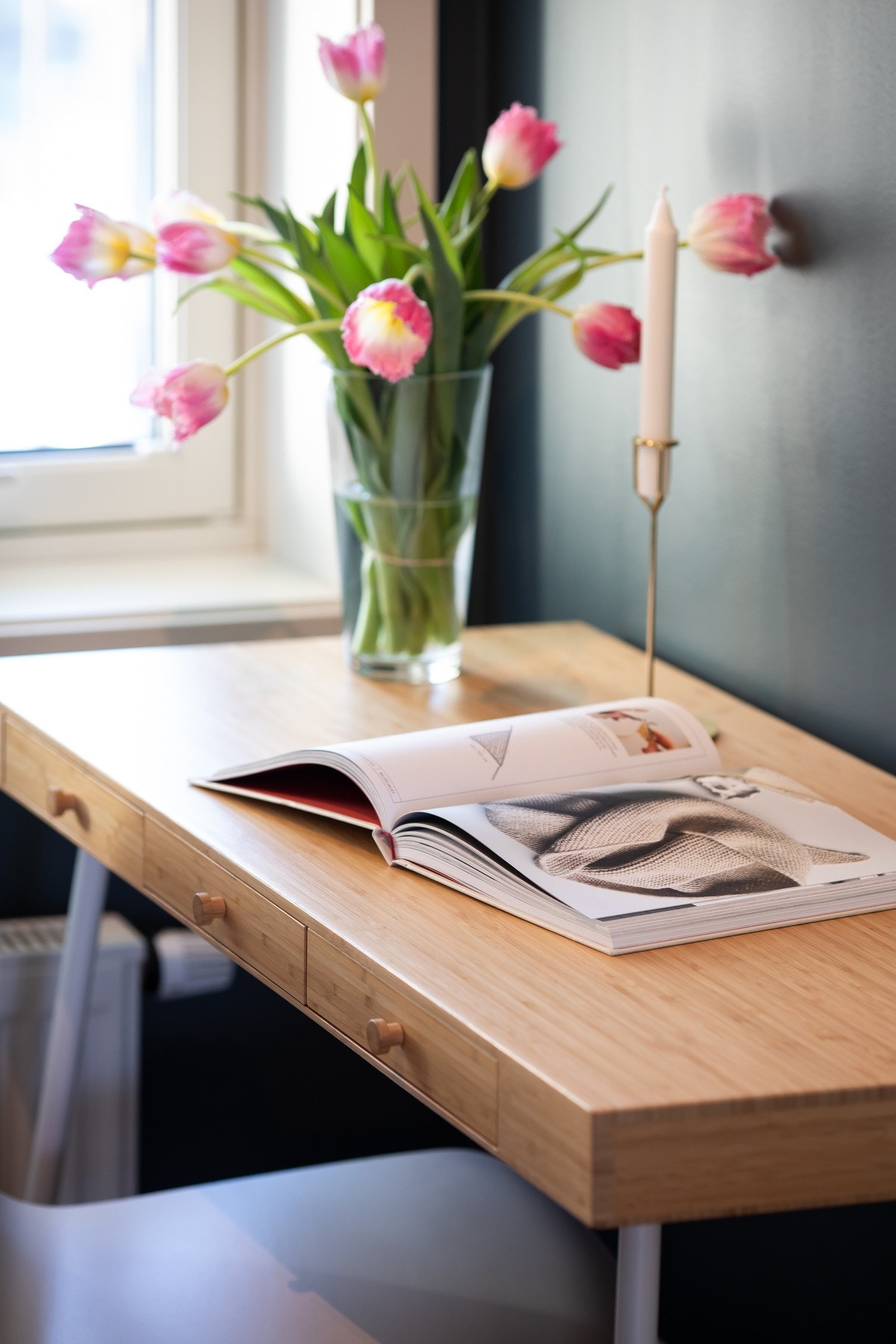 Har du hjemmekontor eller er student? Her er det god plass til skrivebord. Galleribilde