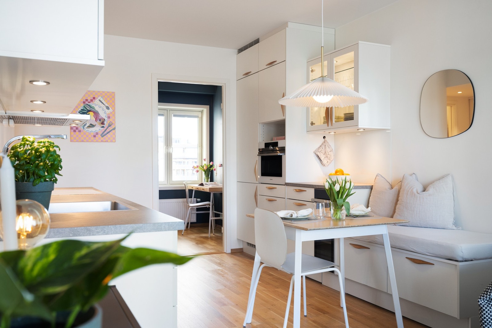 Lys og lekker innredning med laminat benkeplate, nedfelt oppvaskkum og ett-greps armatur. Smarte løsninger for stikkontakt i benkeplate og sokkelskuffer. Galleribilde