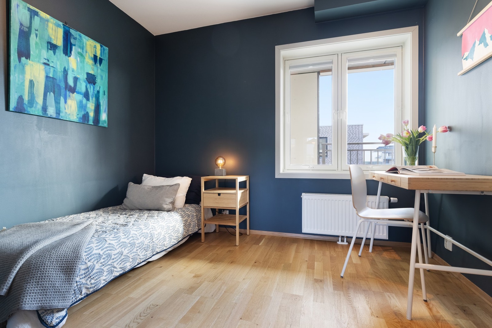 Soverom to er i dag innredet med seng, kontorpult og oppbevaring. Galleribilde